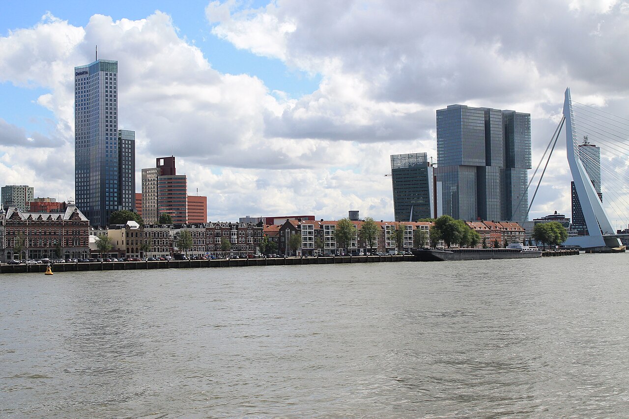 Skyline de Rotterdam se reflétant sur l'eau