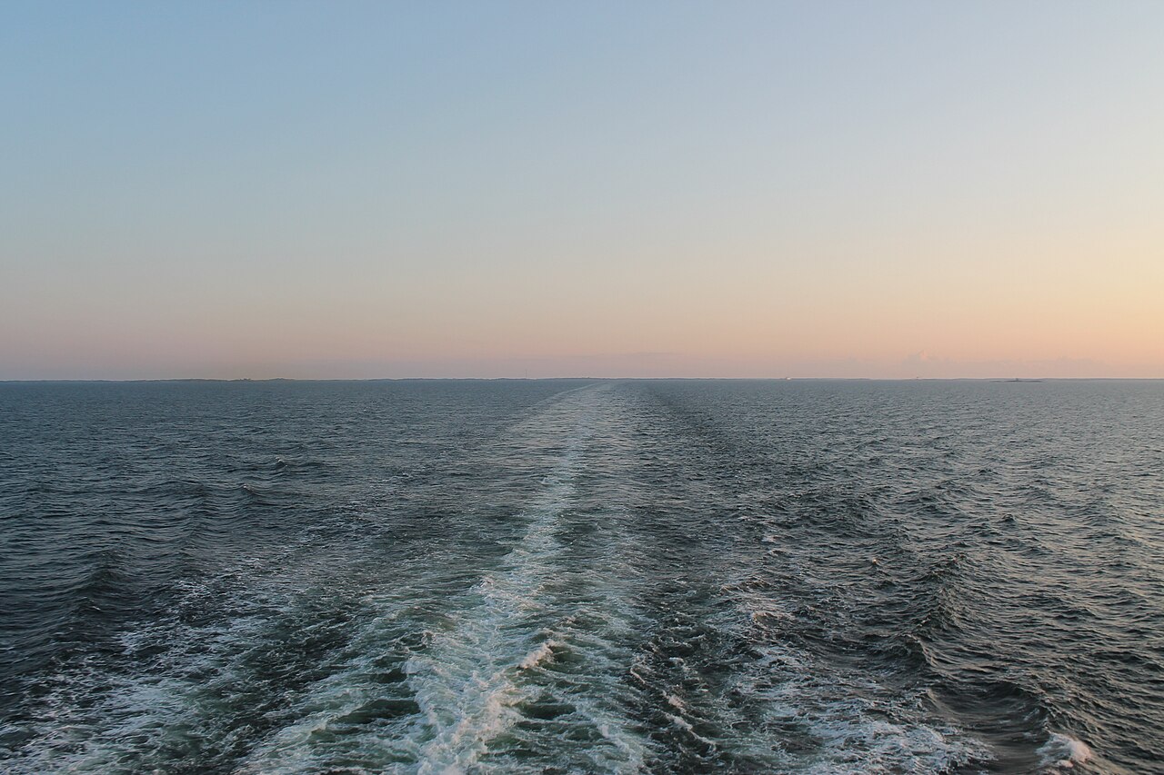 Ondas ao pôr do sol no Mar Báltico