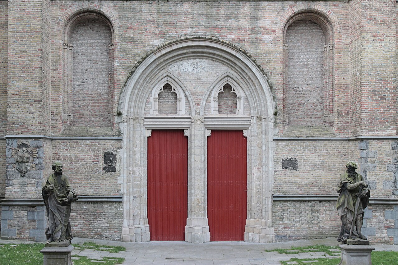 Portas e estátuas em Bruges