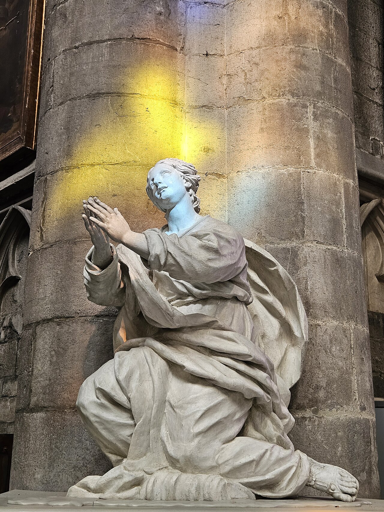 Transillumination of stained glass windows