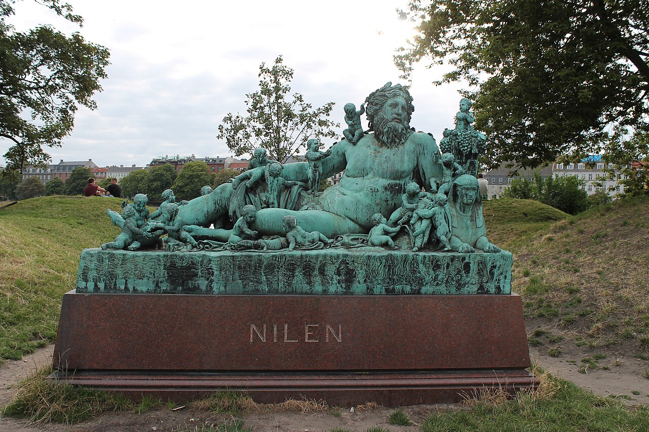 Estátua do Nilo em Copenhaga rodeada de vegetação