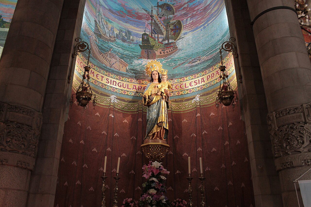 Autel, Templo Expiatorio del Sagrado Corazón.jpg