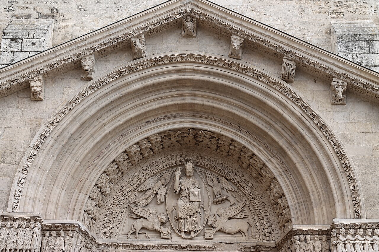 Arco da catedral de Saint-Trophime em Arles