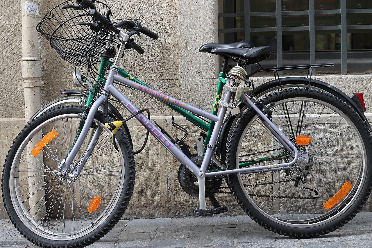 Fila de bicicletas estacionadas ao longo de uma rua em Arles, França