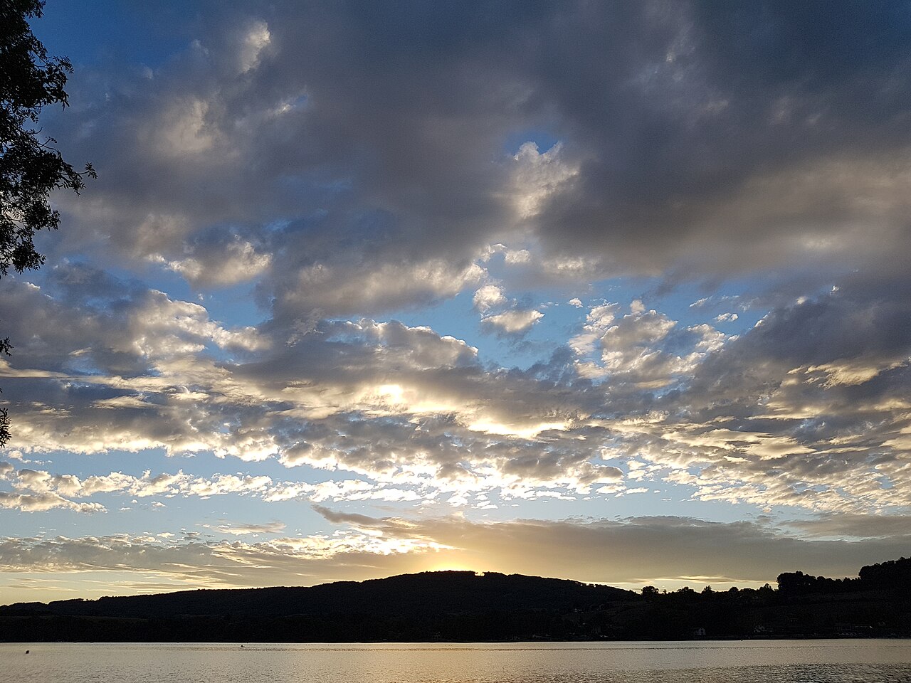 Pôr do sol no Lac de Paladru
