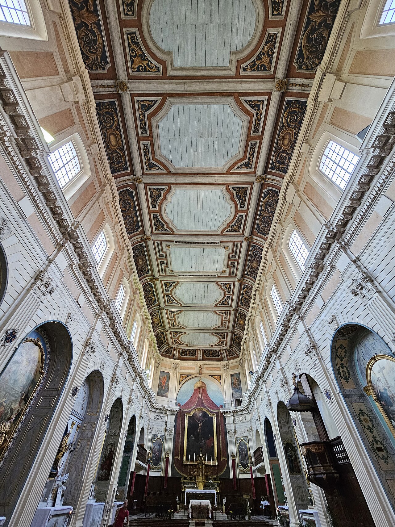 Interior view of Église Sainte-Madeleine-de-l'Île de Martigues