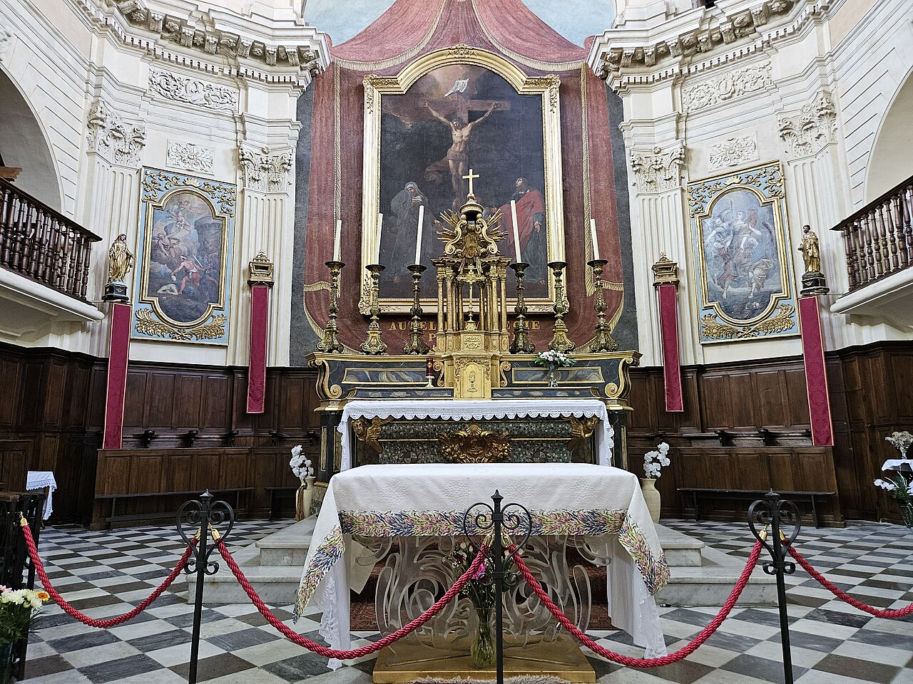 Interior view of Église Sainte-Madeleine-de-l'Île de Martigues