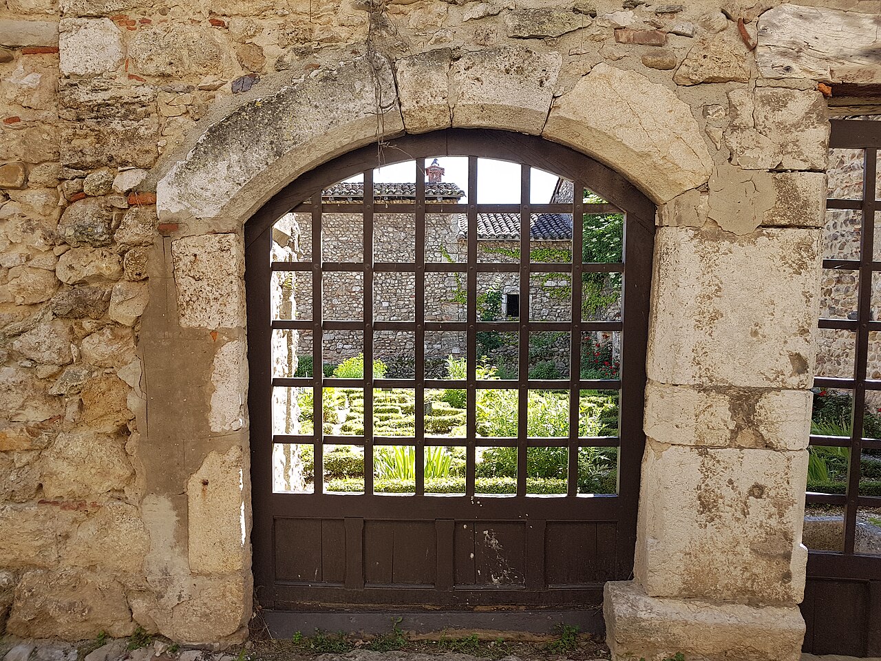 Garden view, Rue du Prince, Pérouges