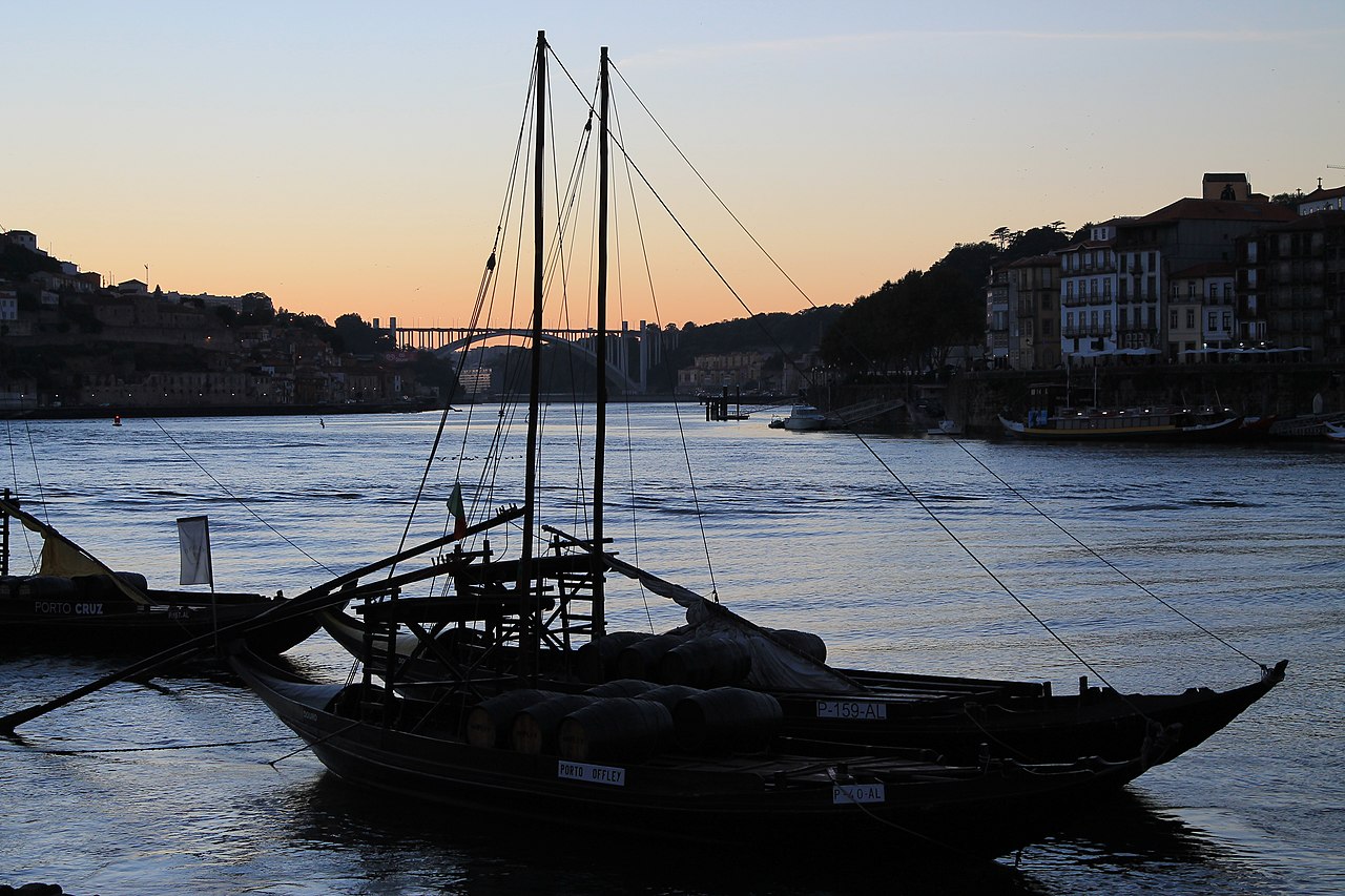 Barcos ao anoitecer no Porto