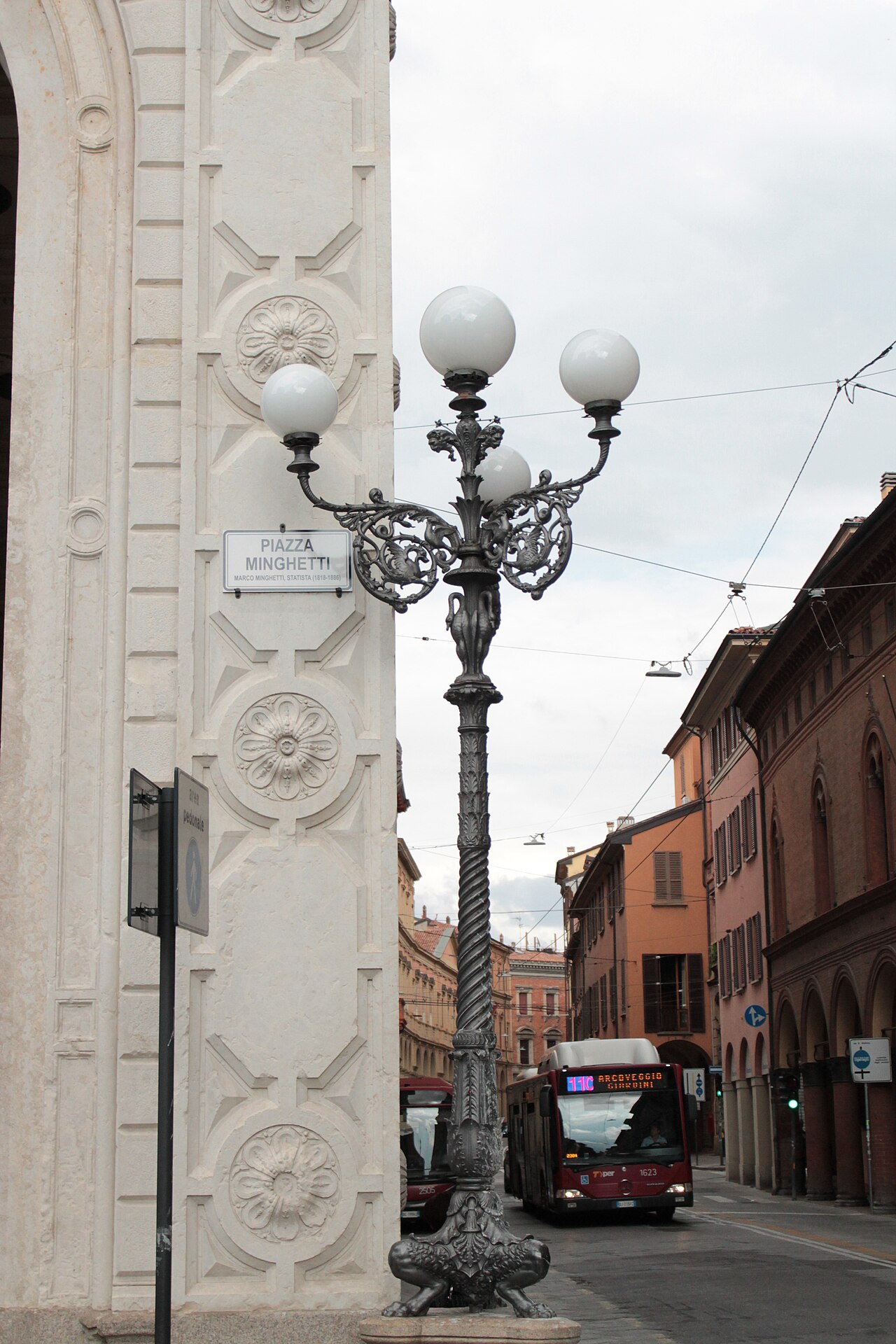 Détail de lampadaires à Bologne