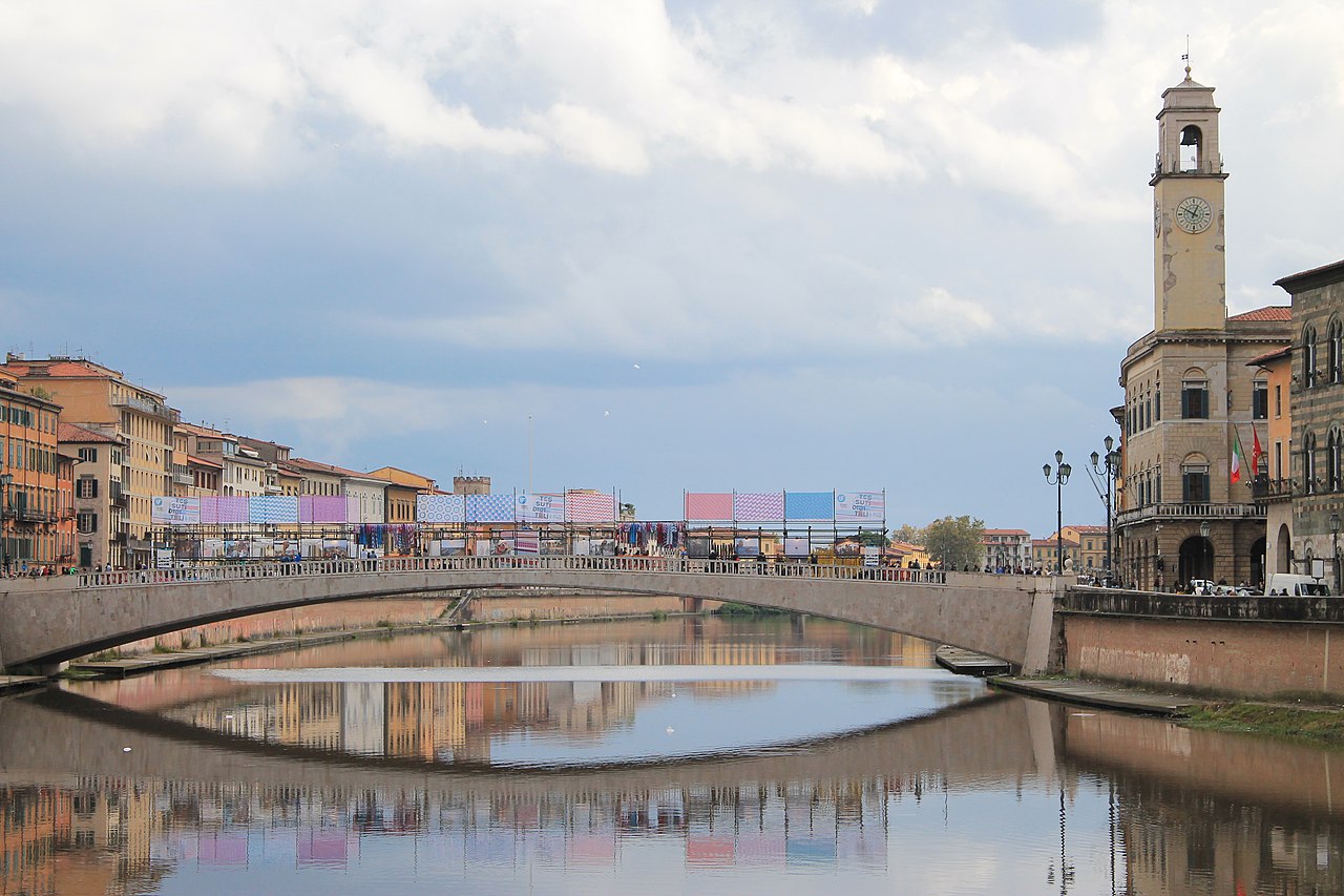 Reflexo de ponte em Pisa