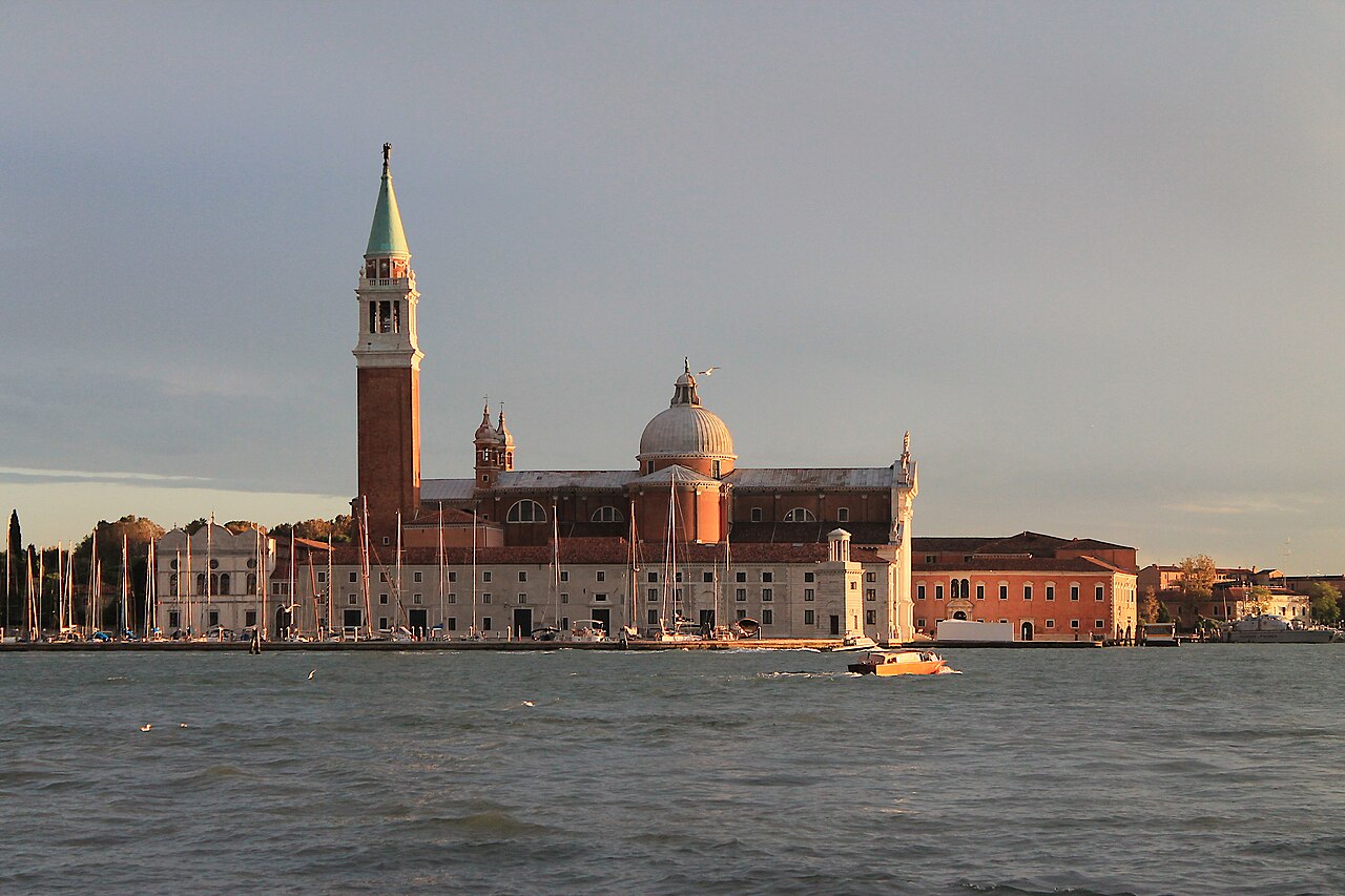 Église reflétée dans un canal vénitien
