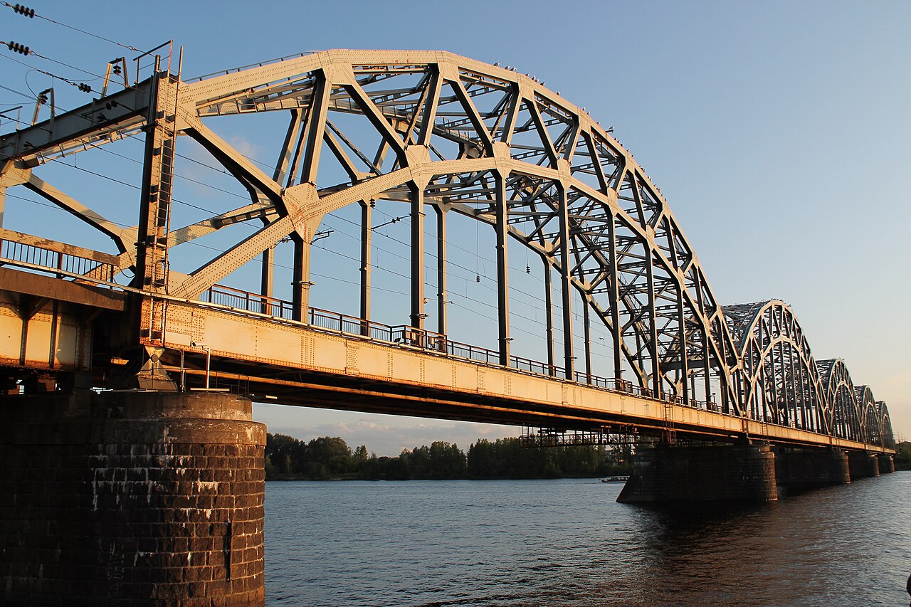 Ponte sobre o rio Daugava em Riga