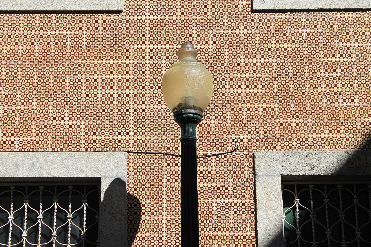 Portas e janelas com azulejos no Porto